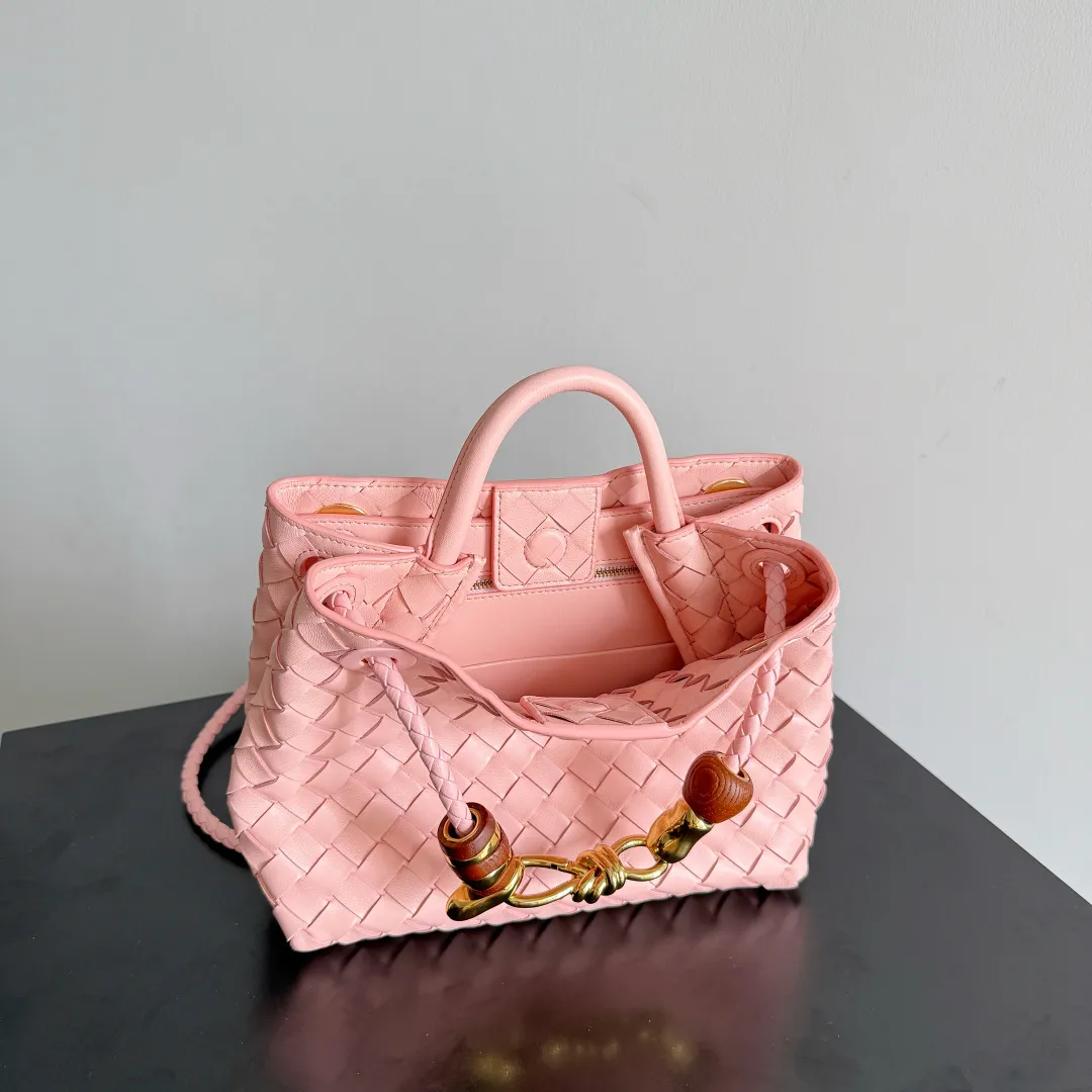 The new Andiamo batch of 3060 BV is shipped‼ ️The classic intercciato weaving process is used to create a soft bag, the metal knot is made of micro-cast aluminum using jewelry technology🪢, and the decorative beads are made of metal and hand-polished oak, allowing you to jump repeatedly between elegance and fun💃, making it unpredictable. Classic and versatile, it shows off your temperament, and the bag has a large capacity, making it very convenient for daily commuting! It has a variety of carrying methods, the shoulder straps can be adjusted by yourself, the original lambskin feels soft and delicate, and the unisex style breaks gender boundaries and brings a more practical and long-lasting use experience. The Andiamo, which has both elegant and casual styles, perfectly interprets the "fashionable old money style". Style number: 743568+wood hardware Color: rose pink Size: 25*22*10.5cm